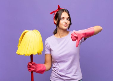 Genç ve güzel bir kadın kafası karışık, bilgisiz ve kararsız hissediyor. İyi ve kötü seçenekleri farklı seçeneklerle tartıyor.