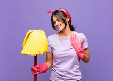 Genç, güzel bir kadın üzgün, yaralı ve kalbi kırık görünüyor, iki elini de kalbine yakın tutuyor, ağlıyor ve bunalımda.