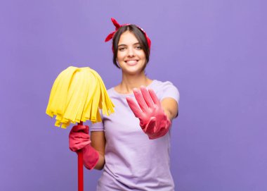 Genç, güzel bir kadın gülümsüyor ve arkadaş canlısı görünüyor. Dört ya da dört numarayı gösteriyor. Elleri önde, geri sayıyor.