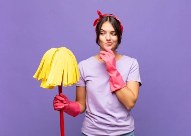 Genç ve güzel bir kadın kötü bir plan yaparken ya da bir numara düşünürken gururlu, yaramaz ve kibirli hisseder.