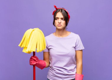 Genç, güzel bir kadın üzgün, üzgün ya da kızgın ve olumsuz bir tavır takınıyor, anlaşmazlık içinde kaşlarını çatıyor.