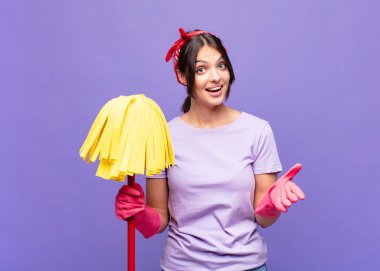 Genç, güzel bir kadın kendini mutlu, şaşkın, şanslı ve şaşırmış hissediyor. İnanılmaz!