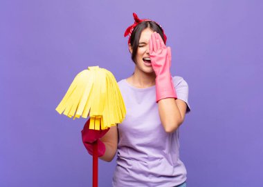 Genç ve güzel bir kadın uykulu görünüyor, sıkılmış ve esniyor, baş ağrısı ve yüzünün yarısını kaplayan bir eliyle