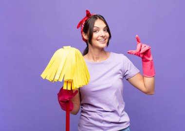 Genç, güzel bir kadın iki eliyle kendi gülüşünü çiziyor, olumlu ve mutlu görünüyor, sağIık kavramı.