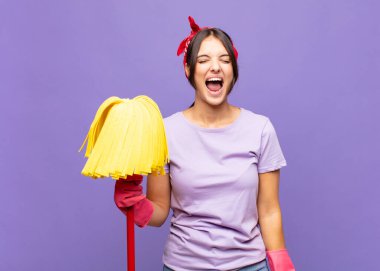 Genç ve güzel bir kadın agresif bir şekilde bağırıyor, kızgın, sinirli, öfkeli ya da sinirli görünüyor.