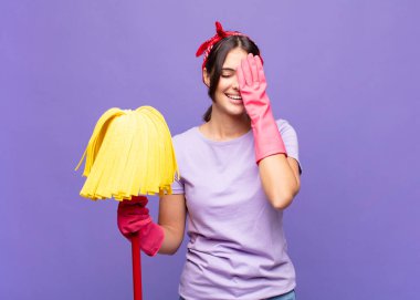 Genç ve güzel bir kadın gülüyor ve alnına şaplak atıyor. Unuttum ya da aptalca bir hataydı. 