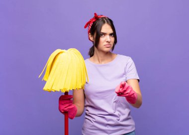 Genç ve güzel bir kadın kameraya iki parmağıyla ve kızgın bir ifadeyle sana görevini yapmanı söylüyor.