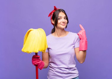 Kötü tavırlı genç ve güzel bir kadın gururlu ve agresif görünüyor, yukarıyı işaret ediyor ya da elleriyle alay işareti yapıyor.