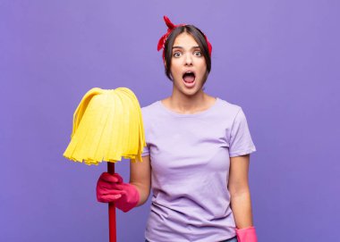 Genç ve güzel bir kadın korkmuş ve şok olmuş hissediyor, ağzı açık bir şekilde şaşkınlık içinde.