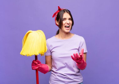 Genç ve güzel bir kadın umutsuz ve hayal kırıklığına uğramış görünüyor, stresli, mutsuz ve sinirli, bağırıyor ve çığlık atıyor.