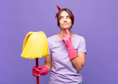 Genç, güzel bir kadın entrika çeviriyor, komplo kuruyor, sinsi hileler ve hileler düşünüyor, kurnaz ve ihanet ediyor.