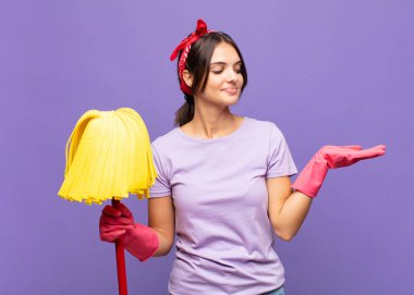 Genç, güzel bir kadın kendini mutlu hissediyor ve gülümsüyor. Yan taraftaki bir nesneye ya da konsepte bakıyor.