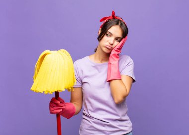 Genç, güzel bir kadın yorgun, sıkıcı ve sıkıcı bir işin ardından sıkılmış, hayal kırıklığına uğramış ve uykulu hisseder.