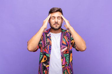 Genç adam konsantre, düşünceli ve ilham verici, beyin fırtınası yapıyor ve hayal kuruyor.