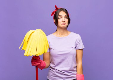 Genç, güzel bir kadın üzgün ve stresli. Kötü bir sürpriz yüzünden üzgün. Olumsuz ve endişeli bir bakışla.