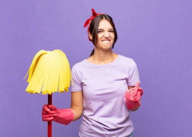 Genç, güzel bir kadın kışkırtıcı, agresif ve müstehcen hissediyor. İsyankar bir tavırla orta parmağını hareket ettiriyor.