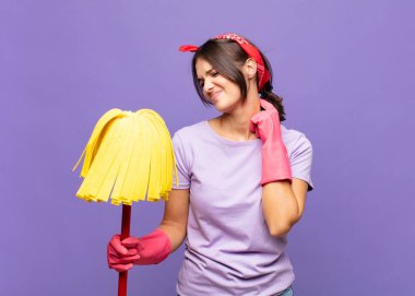 Genç ve güzel bir kadın stresli, hayal kırıklığına uğramış ve yorgun, endişeli ve sorunlu bir bakışla boynunu ovalıyor.