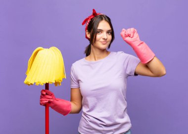 Genç ve güzel bir kadın ciddi, güçlü ve isyankar hissediyor, yumruğunu kaldırıyor, protesto ediyor ya da devrim için savaşıyor.