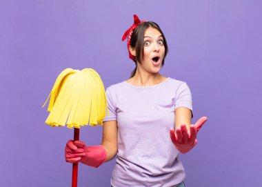 Genç ve güzel bir kadın son derece şaşkın ve şaşırmış, endişeli ve panik içinde, stresli ve dehşete kapılmış bir bakışla