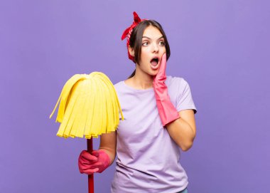 Genç, güzel bir kadın mutlu, heyecanlı ve şaşırmış hissediyor. İki eli de havada bir tarafa bakıyor.