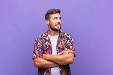 Genç adam şüphe ediyor ya da düşünüyor, dudağını ısırıyor ve kendini güvensiz ve gergin hissediyor.