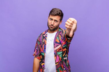 Huysuz, sinirli, sinirli, hayal kırıklığına uğramış ya da hoşnutsuz genç bir adam.