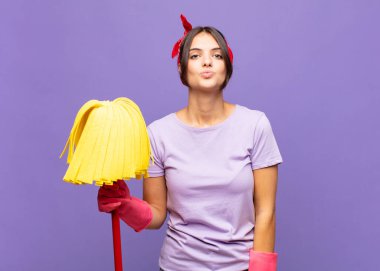 Genç, güzel bir kadın dudaklarını birbirine bastırıyor. Sevimli, eğlenceli, mutlu, sevimli bir yüz ifadesiyle. Öpücük yolluyor.