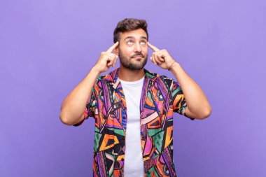 Genç adam kafası karışık ya da şüpheci, bir fikre odaklanmış, çok düşünüyor, kenarda boşluğu kopyalamak istiyor.