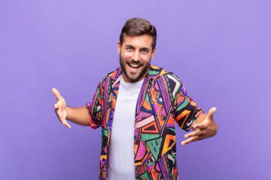 Genç adam mutlu, kibirli, gururlu ve kendinden memnun görünüyor. Kendini bir numara gibi hissediyor.