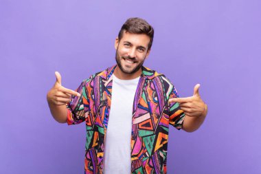 Genç adam gururlu, kibirli, mutlu, şaşırmış ve tatmin olmuş görünüyor.