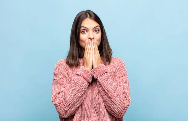 Jovem Mulher Bonita Feliz Animado Surpreso Surpreendido Cobrindo Boca Com — Fotografia de Stock