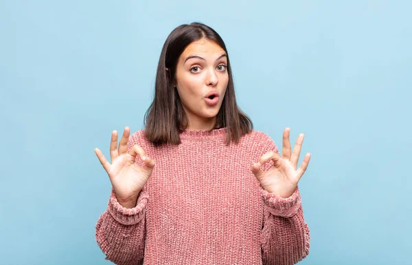 Jong Mooi Vrouw Gevoel Geschokt Verbaasd Verrast Met Goedkeuring Maken — Stockfoto