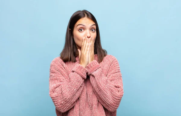 Junge Hübsche Frau Die Sich Besorgt Aufgebracht Und Verängstigt Fühlt — Stockfoto