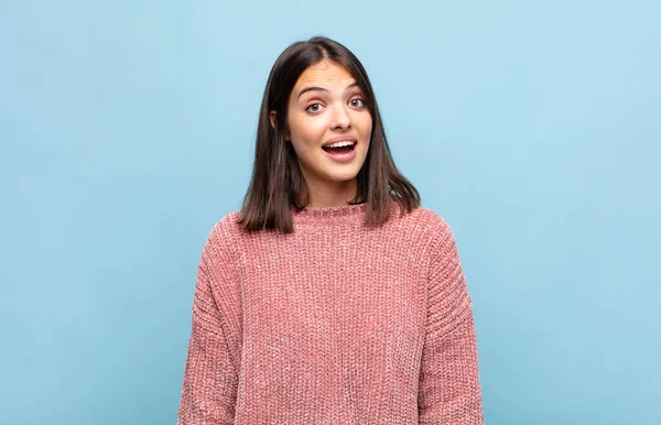 Ung Vacker Kvinna Ser Glad Och Positivt Överraskad Upphetsad Med — Stockfoto