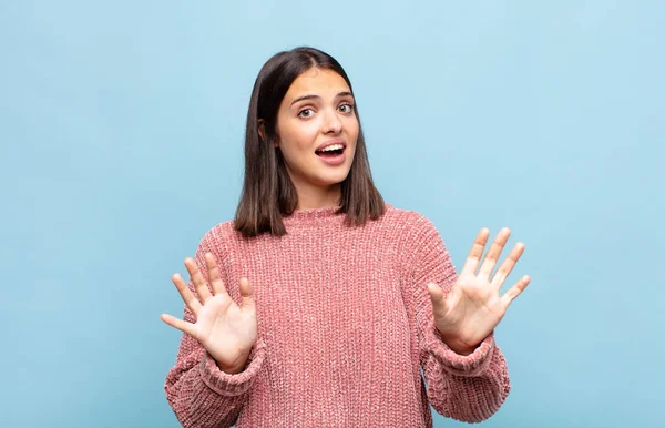 Jonge Mooie Vrouw Voelt Zich Verdoofd Bang Bang Voor Iets — Stockfoto