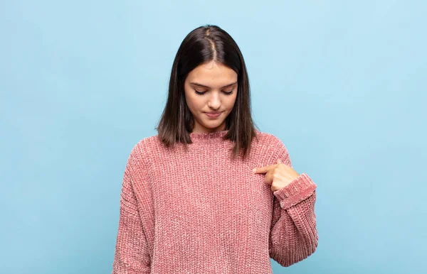 Jovem Mulher Bonita Sorrindo Alegre Casualmente Olhando Para Baixo Apontando — Fotografia de Stock