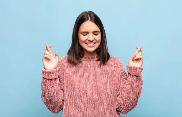 若い女性は緊張して希望を感じ指を渡り幸運を祈り希望しています — ストック写真