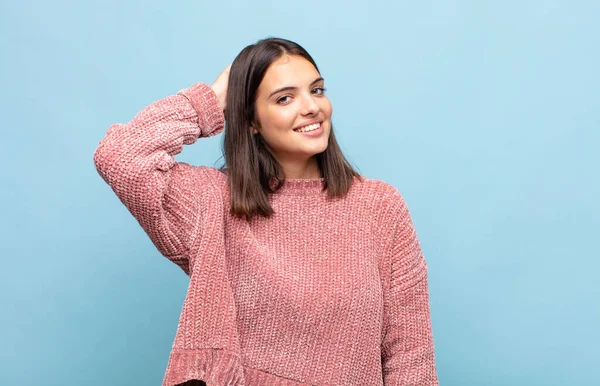 Joven Bonita Mujer Sonriendo Alegre Casualmente Tomando Mano Cabeza Con —  Fotos de Stock