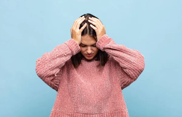 Ung Vacker Kvinna Känner Sig Stressad Och Frustrerad Lyfter Händerna — Stockfoto