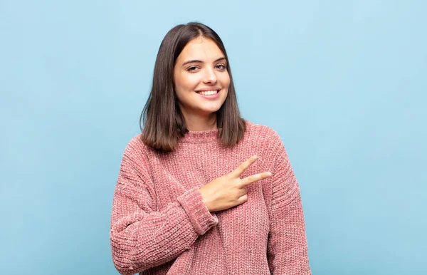 Jovem Mulher Bonita Sentindo Feliz Positivo Bem Sucedido Com Mão — Fotografia de Stock