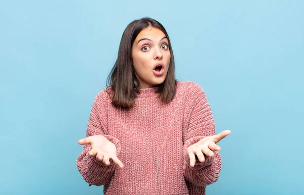 Genç ve güzel bir kadın son derece şaşkın ve şaşırmış, endişeli ve panik içinde, stresli ve dehşete kapılmış bir bakışla