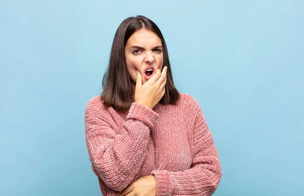 Jovem Mulher Bonita Com Boca Olhos Bem Abertos Mão Queixo — Fotografia de Stock