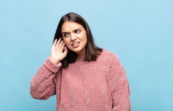 年轻漂亮的女人看上去严肃而好奇 想听着秘密的谈话或闲聊 偷听着 — 图库照片