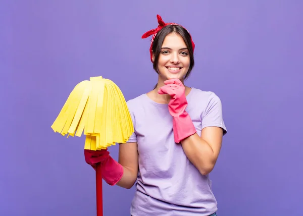 Giovane Bella Donna Guardando Felice Sorridente Con Mano Sul Mento — Foto Stock