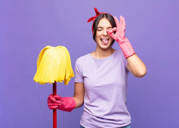 Giovane Bella Donna Sorridente Felicemente Con Faccia Divertente Scherzando Guardando — Foto Stock