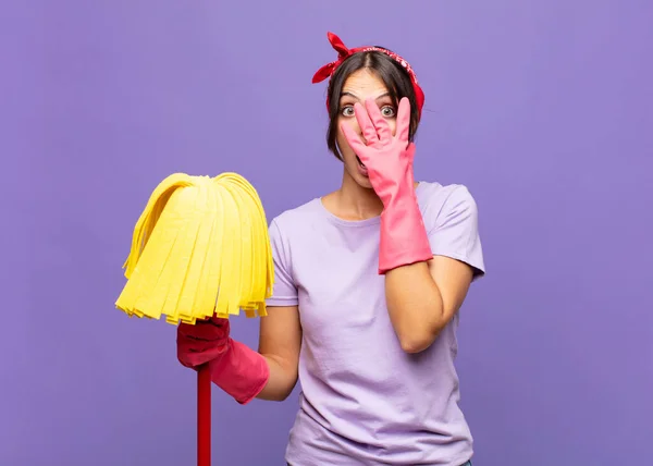 Jonge Mooie Vrouw Kijken Geschokt Bang Doodsbang Bedekken Gezicht Met — Stockfoto