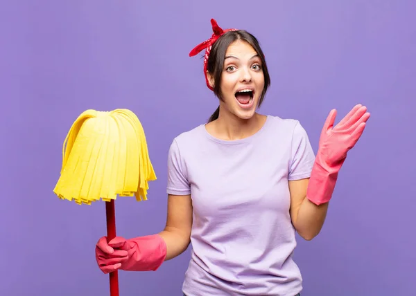 Giovane Bella Donna Sentirsi Felice Eccitato Sorpreso Scioccato Sorridente Stupito — Foto Stock