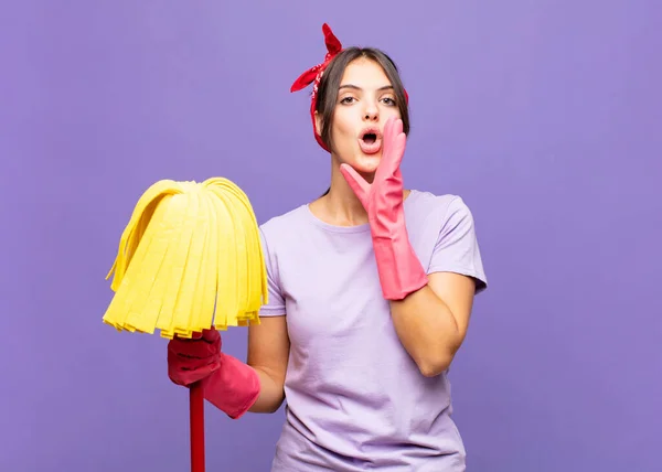 Jovem Mulher Bonita Sentindo Feliz Animado Positivo Dando Grande Grito — Fotografia de Stock