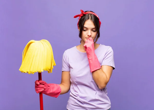 Giovane Bella Donna Sentirsi Serio Premuroso Preoccupato Guardando Lateralmente Con — Foto Stock