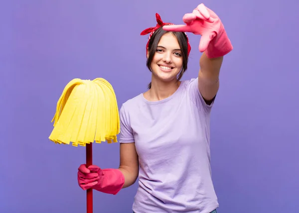 Ung Vacker Kvinna Känner Sig Glad Vänlig Och Positiv Ler — Stockfoto